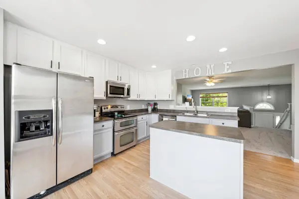 5166 Fairpoint DR N, Hugo, MN 55038