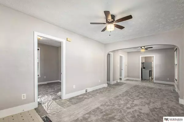 6032 Pine Street, Omaha, NE 68106