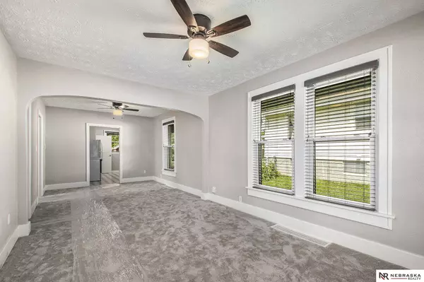 6032 Pine Street, Omaha, NE 68106