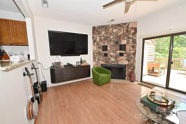 1420 11th St DR NW #16, Hickory, NC 28601