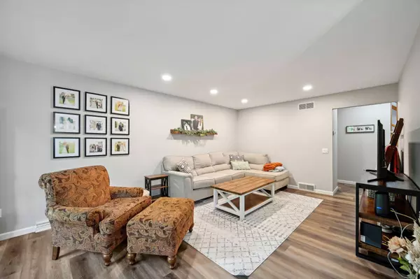 301 Castle Oaks Crossing, Waunakee, WI 53597