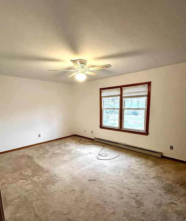 391 Chestnut Hill Ave, Waterbury, CT 06704-1615