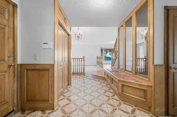 260 Edcath PL NW, Calgary, AB T3A 3X7