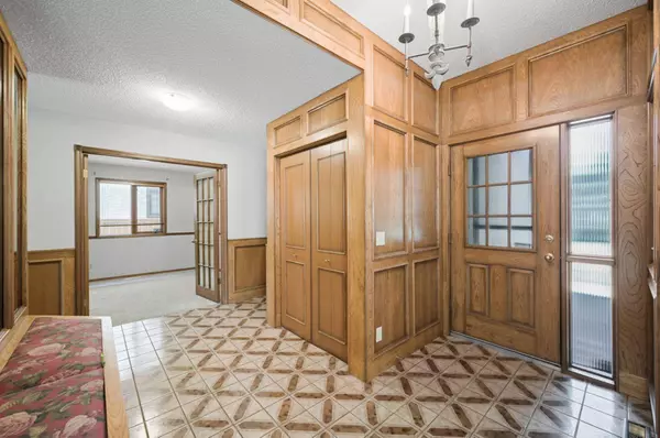 260 Edcath PL NW, Calgary, AB T3A 3X7