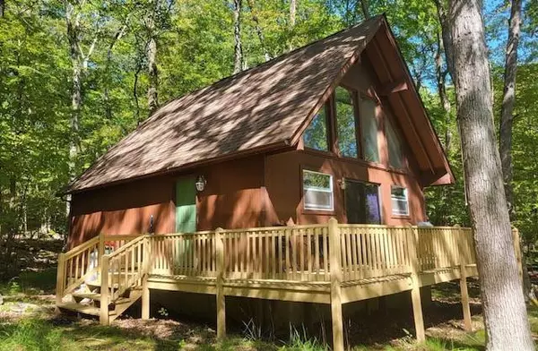 239 Saunders Dr, Bushkill, PA 18324-8589