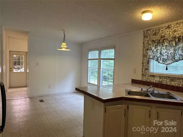 4168 Ruritan Club RD, Hudson, NC 28638