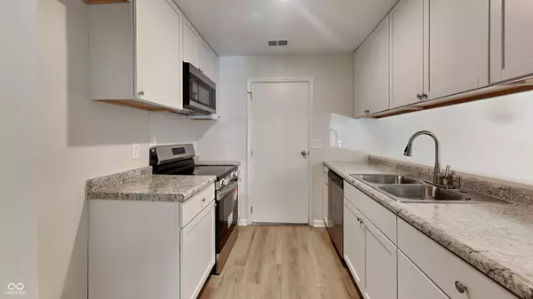 6909 Wildwood CT, Indianapolis, IN 46268