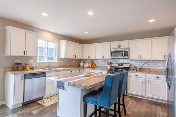 1611 Lakeland LN, Pingree Grove, IL 60140