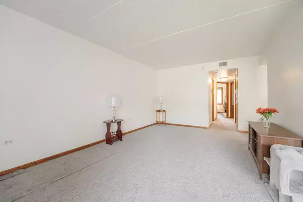 15850 Laramie AVE #101, Oak Forest, IL 60452