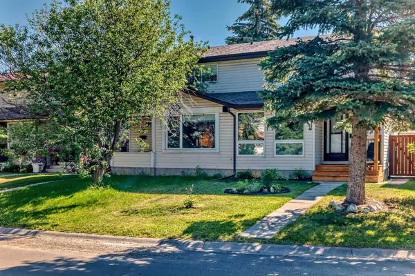 12 Cedarwood Rise SW, Calgary, AB T2W 3H9