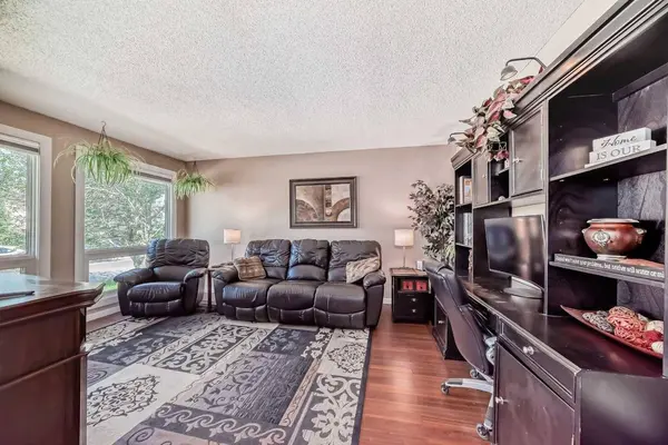 12 Cedarwood Rise SW, Calgary, AB T2W 3H9