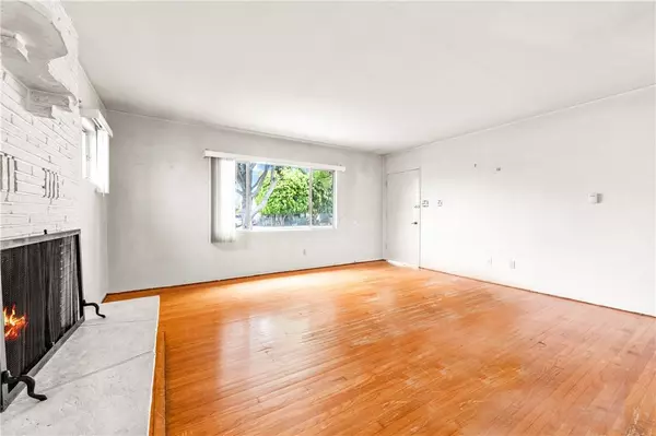 11868 209th ST, Lakewood, CA 90715