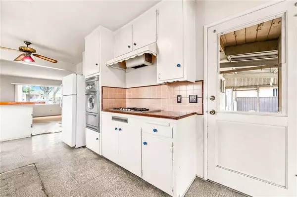 11868 209th ST, Lakewood, CA 90715