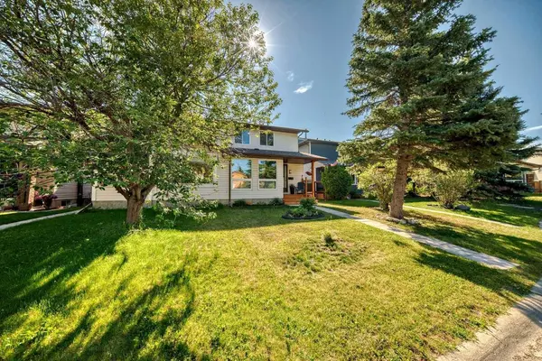 12 Cedarwood Rise SW, Calgary, AB T2W 3H9
