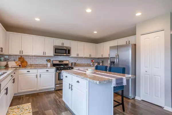 1611 Lakeland LN, Pingree Grove, IL 60140