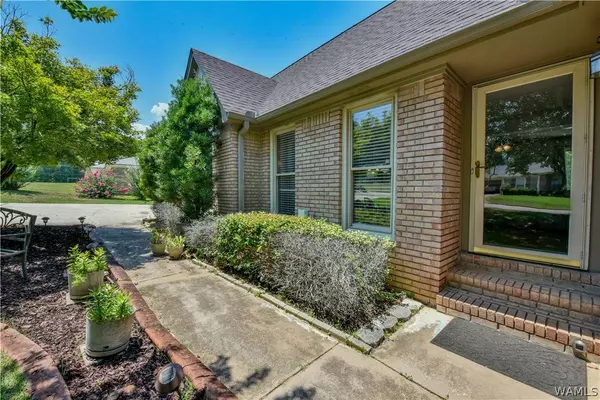 712 Sable LN, Northport, AL 35473