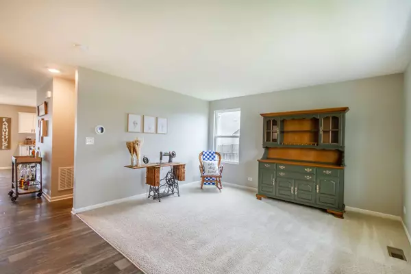 1611 Lakeland LN, Pingree Grove, IL 60140