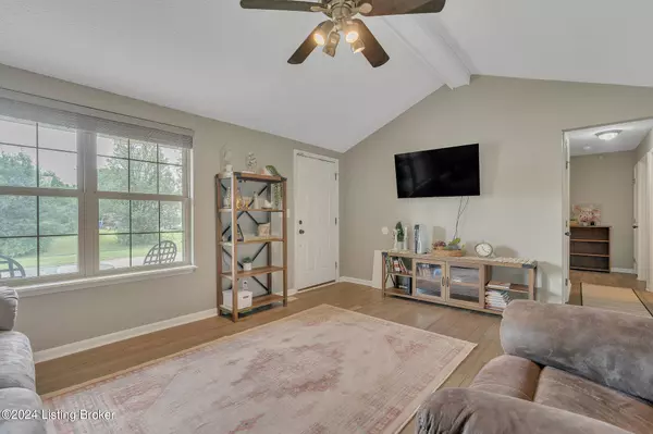 657 River Oaks Dr, Shepherdsville, KY 40165