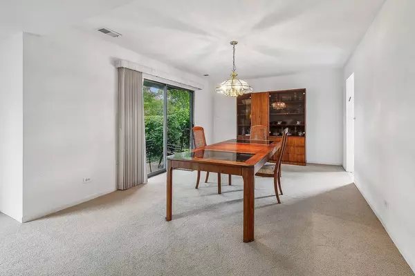 4050 Dundee RD #102, Northbrook, IL 60062