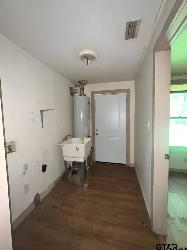 303 E BRADFORD ST, Troup, TX 75789