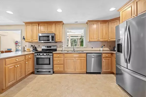 5 Evergreen Ln, Groveland, MA 01834