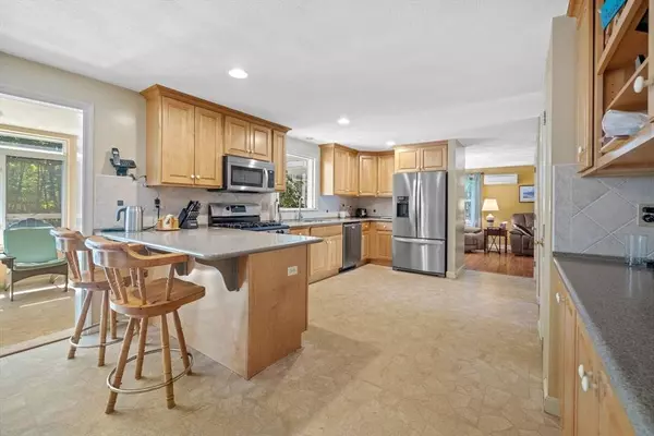 5 Evergreen Ln, Groveland, MA 01834