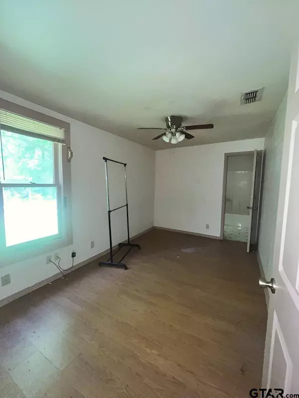 303 E BRADFORD ST, Troup, TX 75789