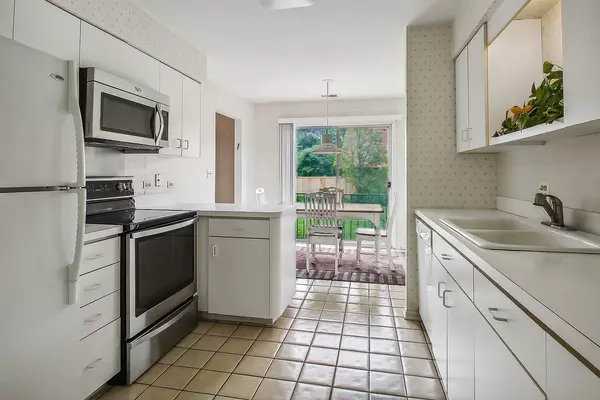 4050 Dundee RD #102, Northbrook, IL 60062