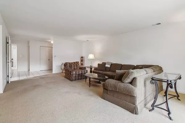 4050 Dundee RD #102, Northbrook, IL 60062