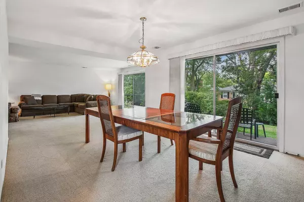 4050 Dundee RD #102, Northbrook, IL 60062