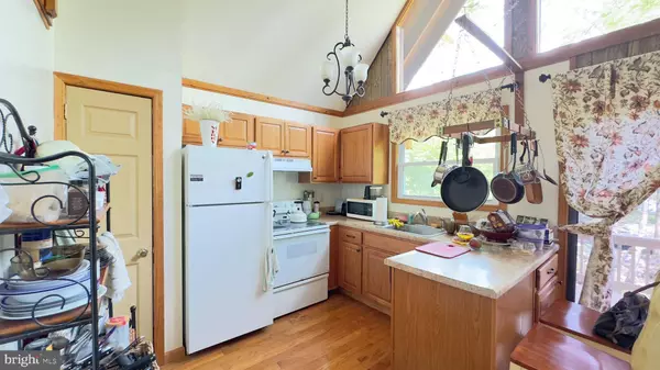 239 SAUNDERS DR, Bushkill, PA 18324