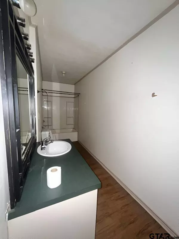 303 E BRADFORD ST, Troup, TX 75789