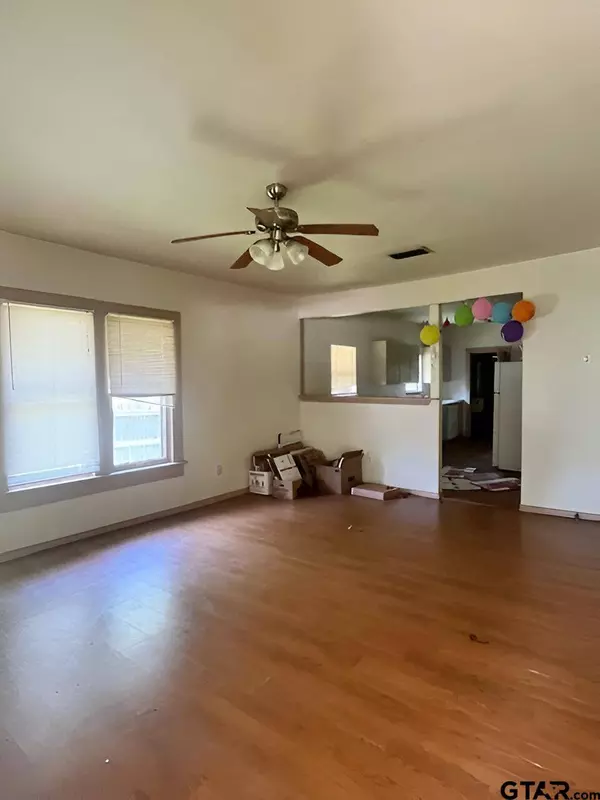 303 E BRADFORD ST, Troup, TX 75789