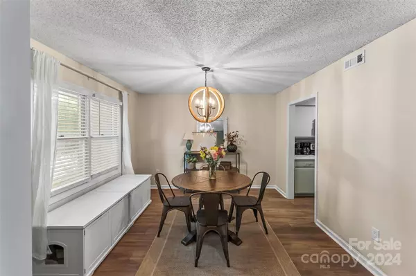 805 21st AVE NE, Hickory, NC 28601