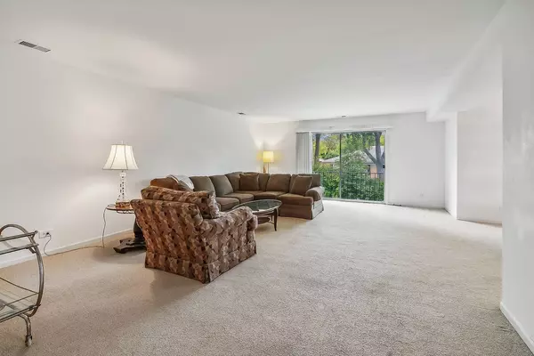 4050 Dundee RD #102, Northbrook, IL 60062