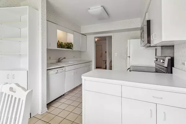 4050 Dundee RD #102, Northbrook, IL 60062