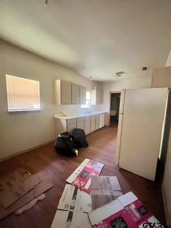 303 E BRADFORD ST, Troup, TX 75789