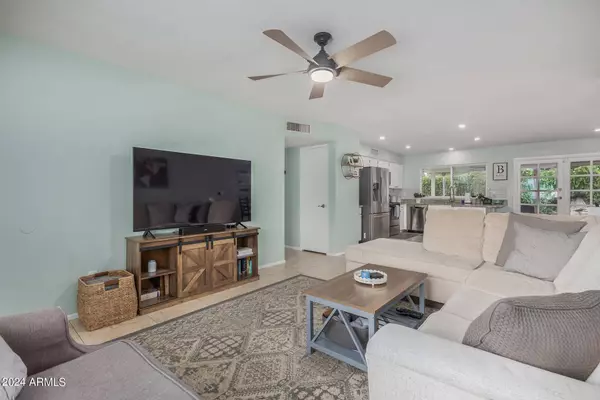 820 W HONONEGH Drive, Phoenix, AZ 85027