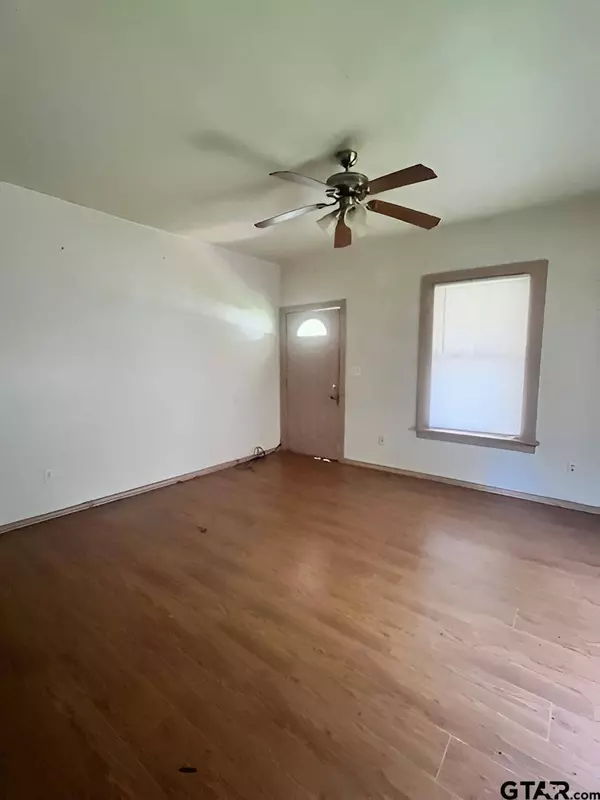 303 E BRADFORD ST, Troup, TX 75789