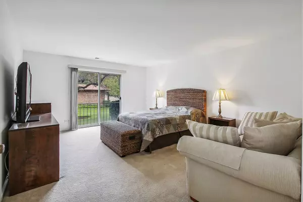 4050 Dundee RD #102, Northbrook, IL 60062