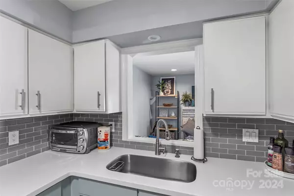 805 21st AVE NE, Hickory, NC 28601