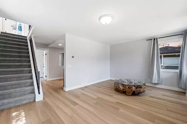 2217 23 ST SW, Calgary, AB T2T 5H6