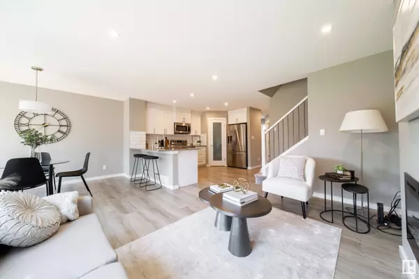 9113 PEAR DR SW, Edmonton, AB T6X 2N7