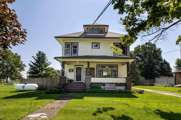 312 N Maple Street, Apple River, IL 61001