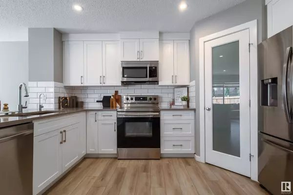 9113 PEAR DR SW, Edmonton, AB T6X 2N7