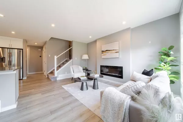 9113 PEAR DR SW, Edmonton, AB T6X 2N7