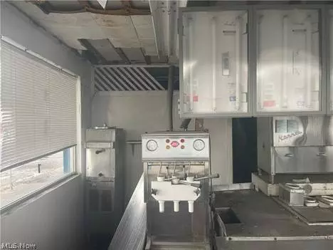 2107 Youngstown RD SE, Warren, OH 44484