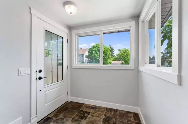 2217 23 ST SW, Calgary, AB T2T 5H6