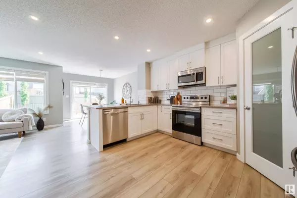 9113 PEAR DR SW, Edmonton, AB T6X 2N7