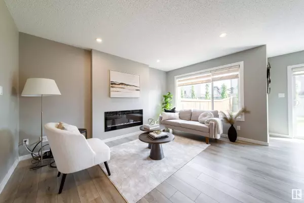 9113 PEAR DR SW, Edmonton, AB T6X 2N7